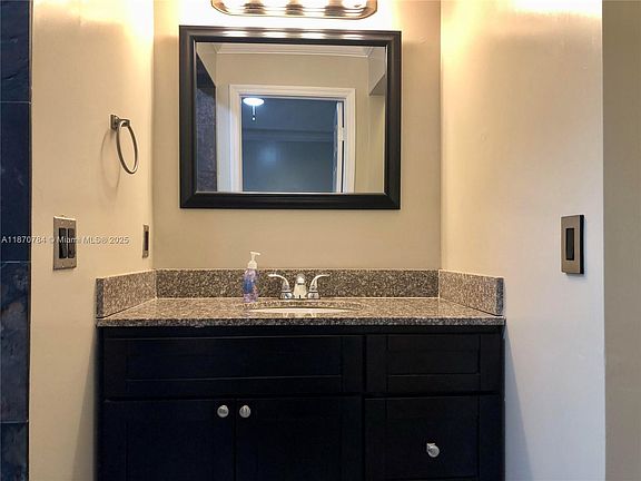 4th image of 3036 SE 15th Ave Unit 3036