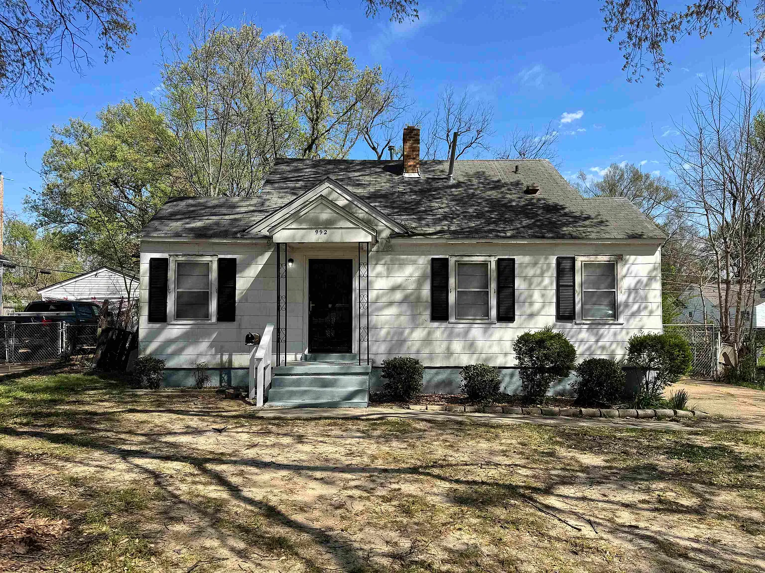 2 bed, 1.0 bath, 849 sqft, $995 — Photo 1