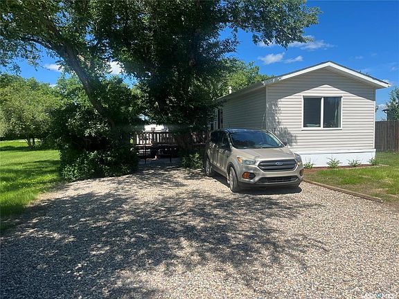 3rd image of 12 Prairie View CRESCENT