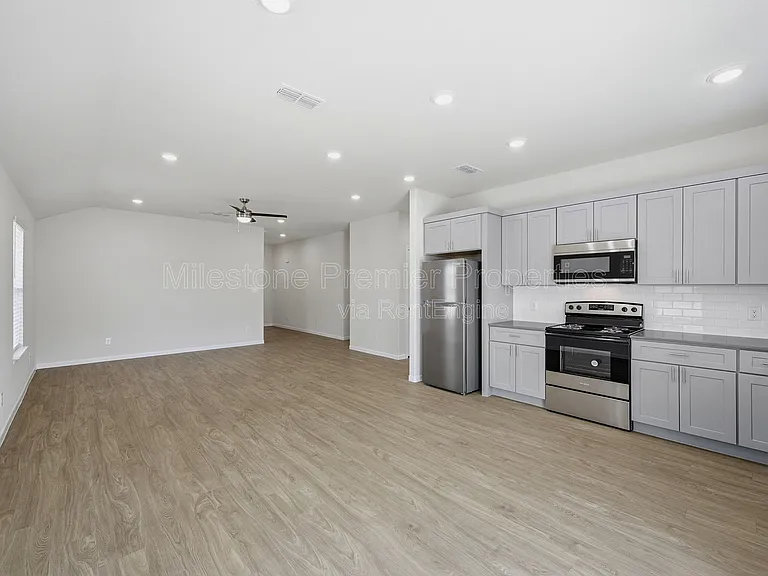 1819 Boxwood Dr — Photo 9
