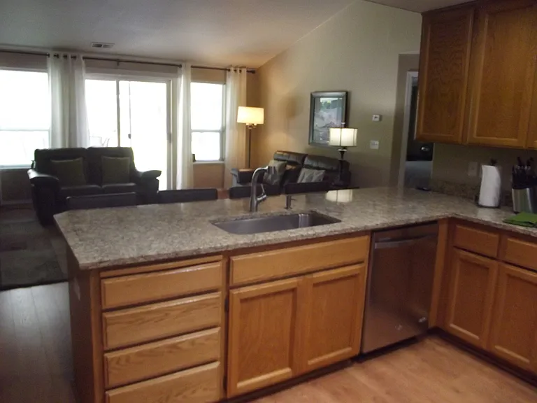 2122 Martin Dr — Photo 10