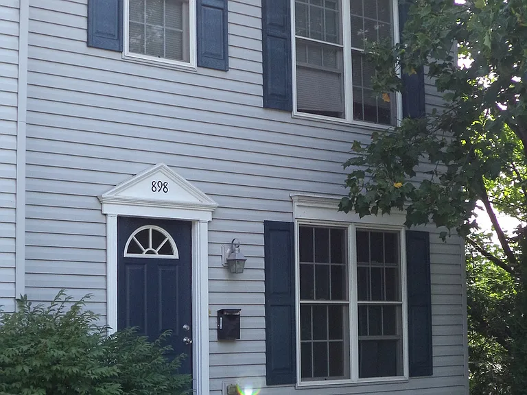 898 N Allen St — Photo 2