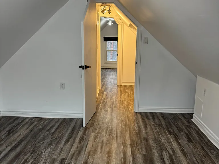 1152 King St E #1 — Photo 8