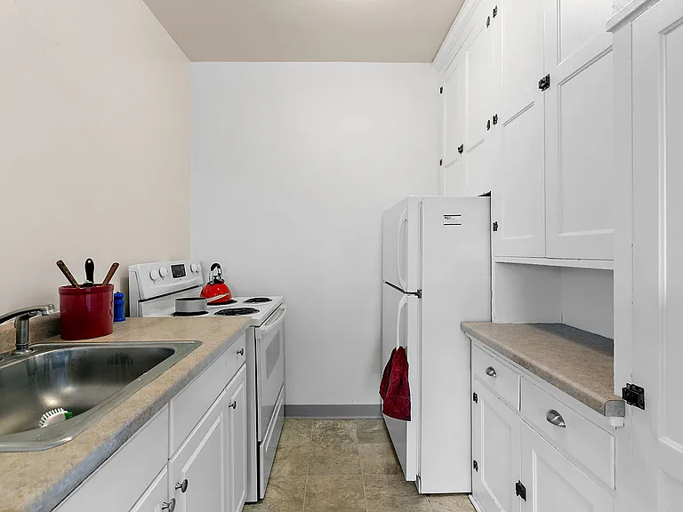 Hillside Apartments — Photo 5