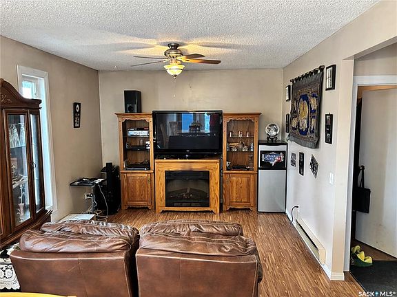 4th image of 141 Stewart CRESCENT