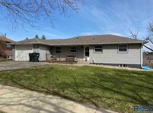 2012 S Crestwood Rd, Sioux Falls, SD 57105