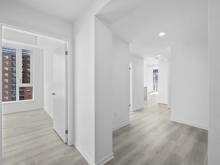 101 Roehampton Ave — Photo 126