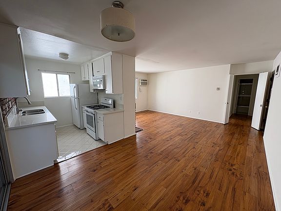 4th image of 1901 Pelham Ave #5