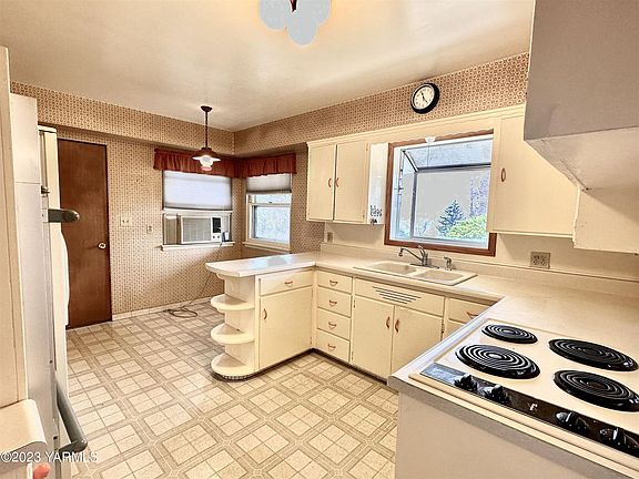 3rd image of 2904 Tieton Dr