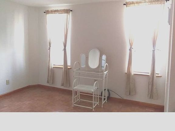 3rd image of 647 Cantrell St #House