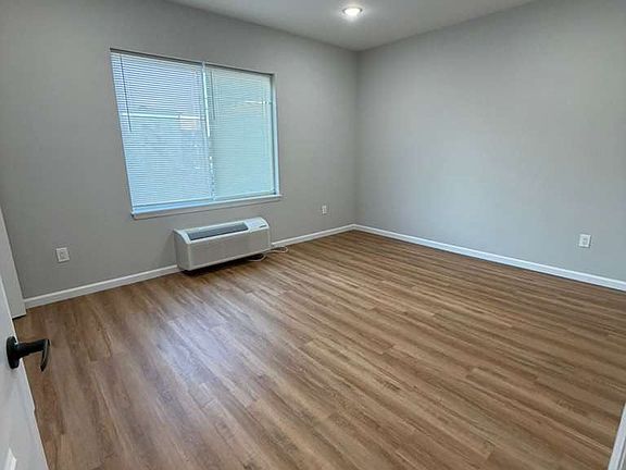 4th image of 8 Lake St Floor 2