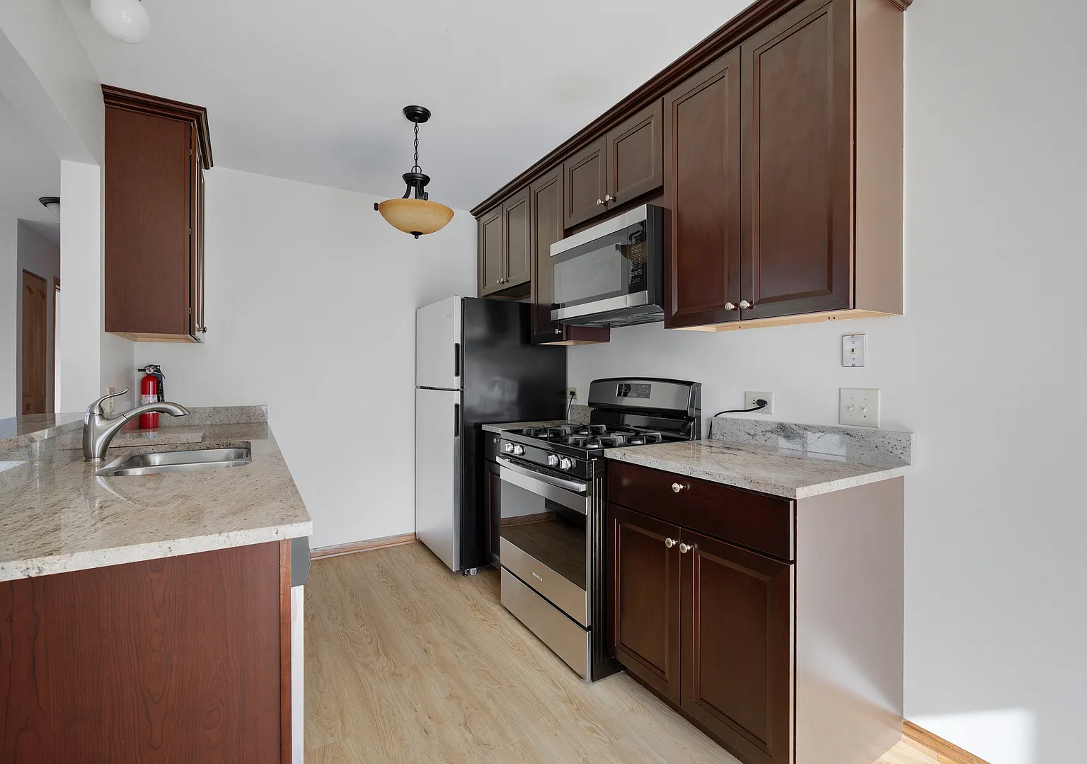 2 bed, 1.5 bath, 1100 sqft, $2,100 — Photo 3