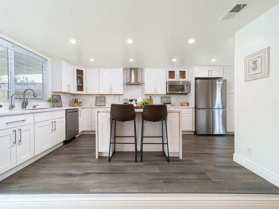 1st image of 382 Avenida Abetos