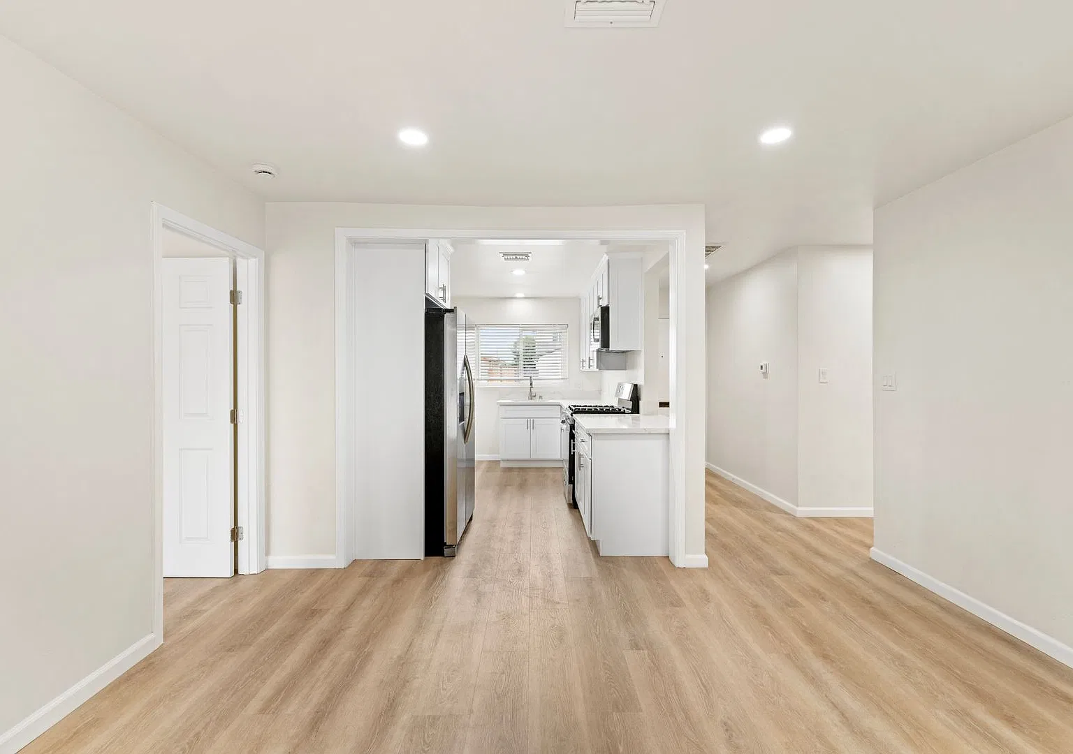 Nice 5 bedroom house on Ewing! — Photo 3