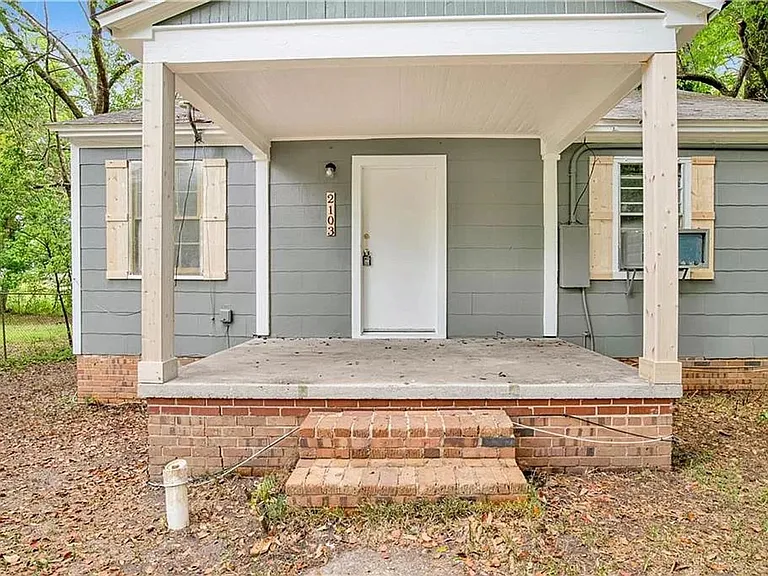 2103 E Victory Dr — Photo 3