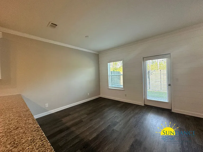 1811 Stable Ln — Photo 3