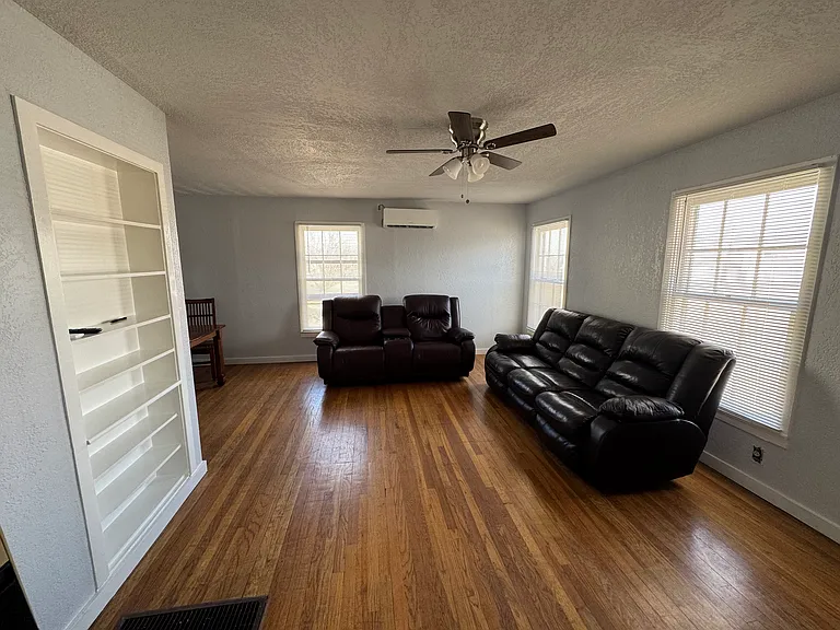 1401 Turner St — Photo 6