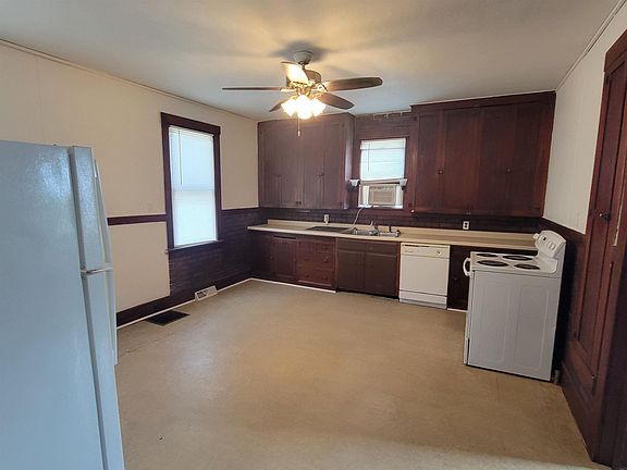 3rd image of 126 Linden St