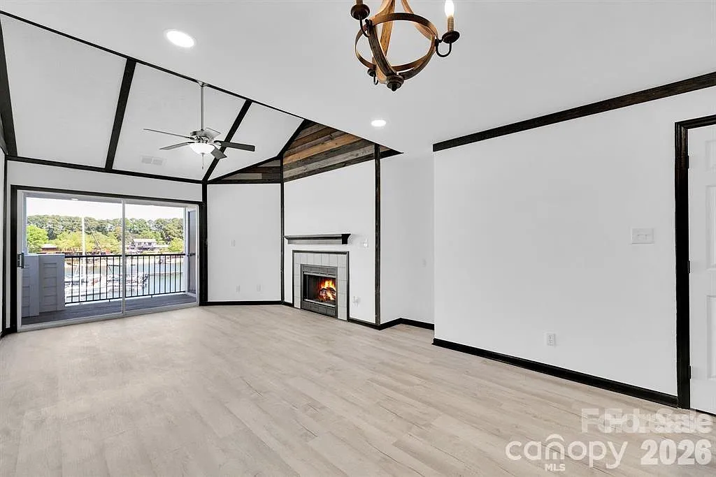 2 bed, 988 sqft, $1,900 — Photo 3