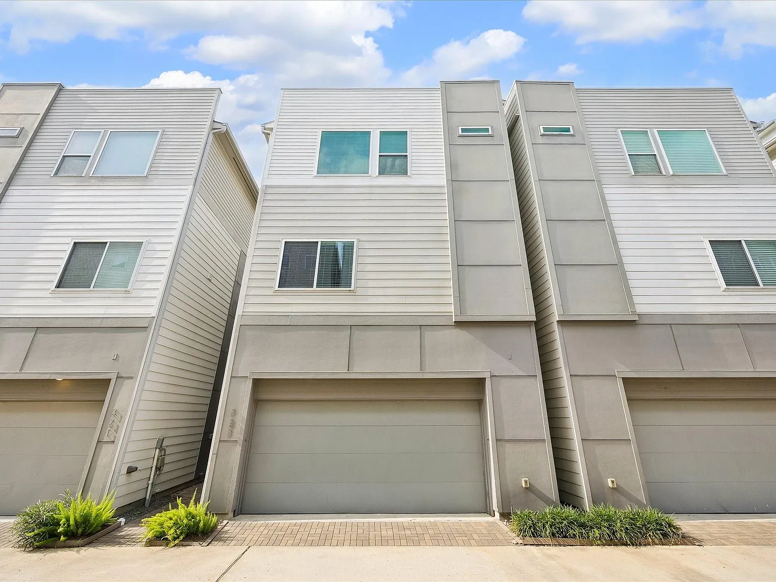 3 bed, 3.5 bath, 1967 sqft, $2,500 — Photo 2