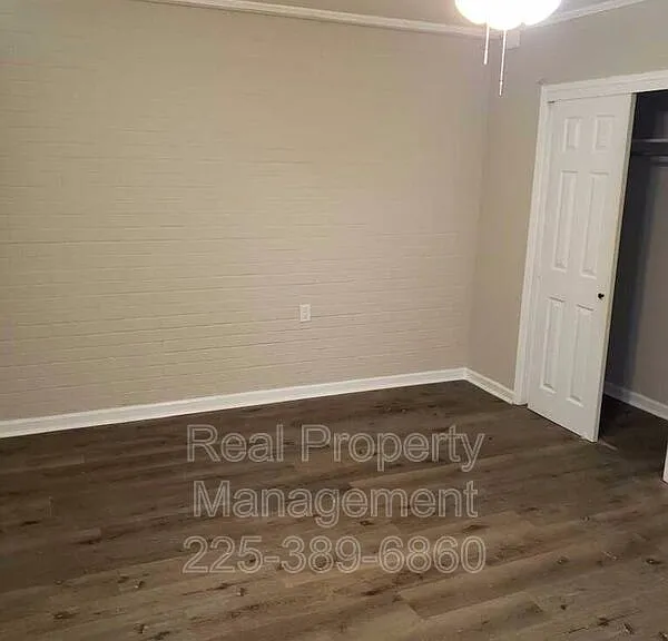 1121 Aster St #5 — Photo 4