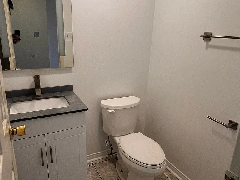 641 Walpole Cres #MAIN 2ND — Photo 3