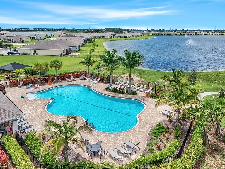 421 Coral Reef Pl — Photo 2