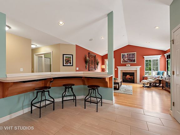 4th image of 2126 Greenview Dr