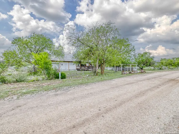 64 Quail Circle, Uvalde, TX 78801