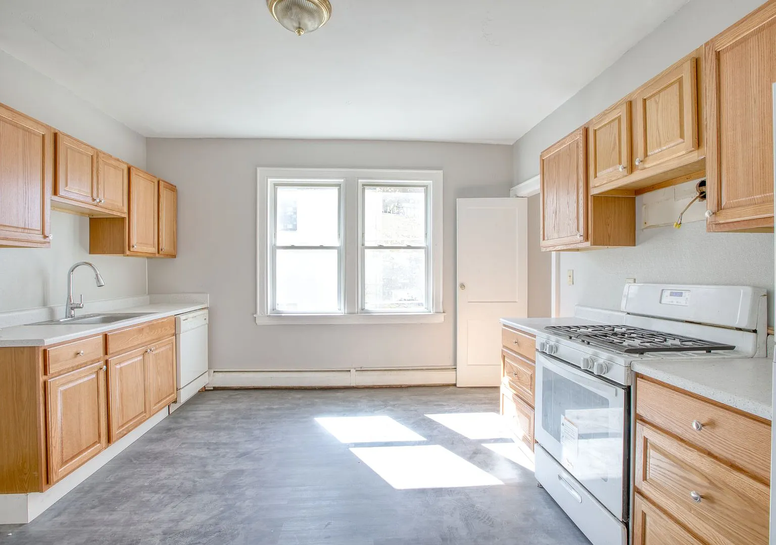 Newly Remodeled Spacious 3 Bedroom Apartment — Photo 4