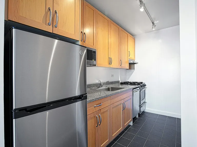 360 W 43rd St #S18F — Photo 3