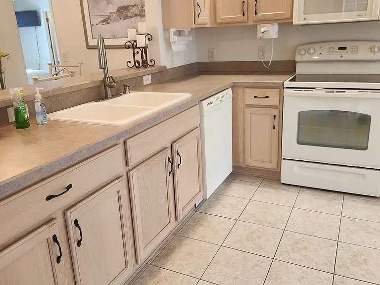 916 Eastmont Ct — Photo 11