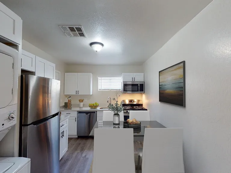 906 E Roma Ave — Photo 35