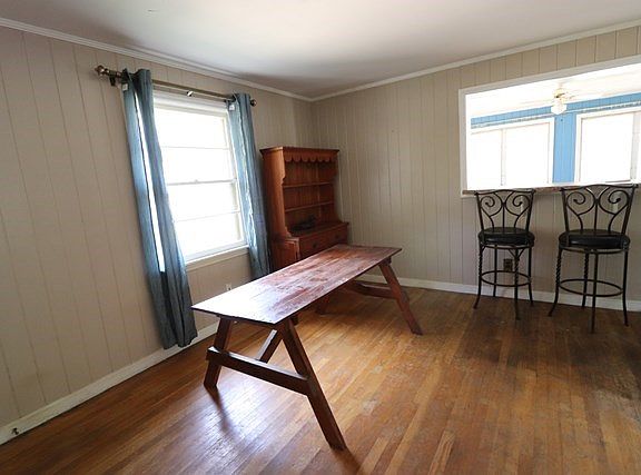 3rd image of 701 W Cranford Ave