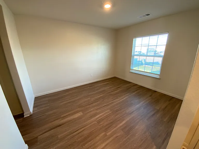 1024 Riverdale Cv — Photo 3