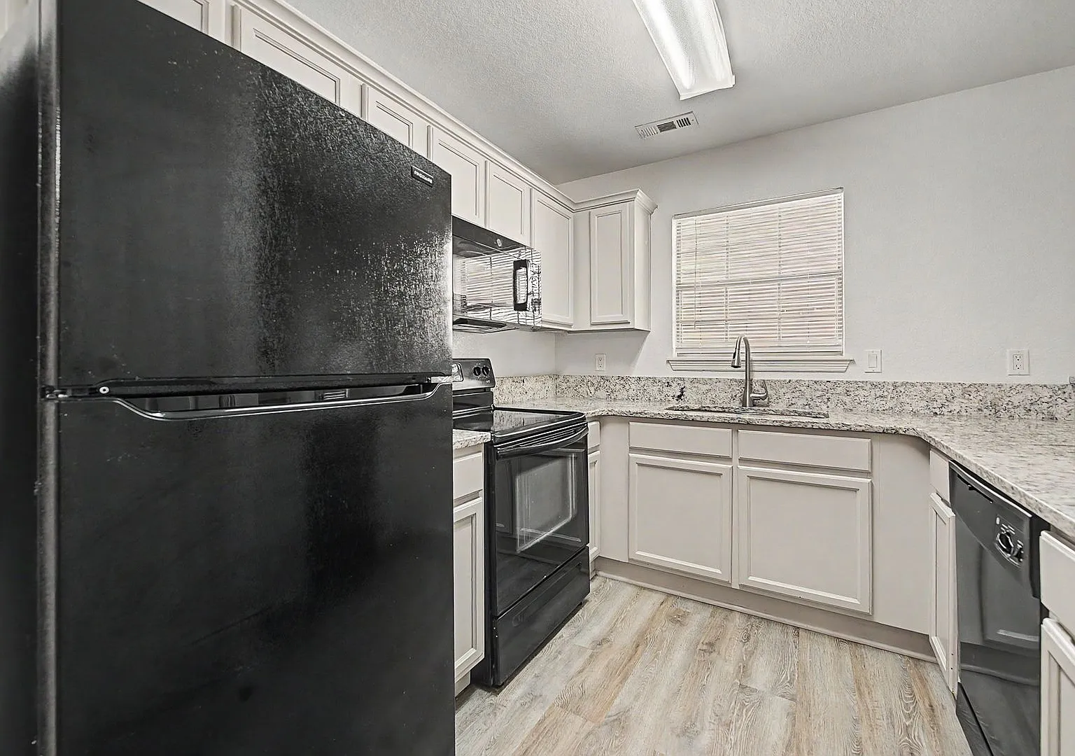 688 W Sycamore St — Photo 4