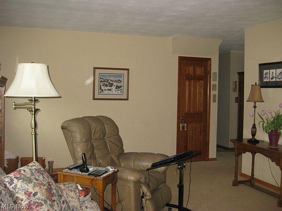 3rd image of 870 Marilyn St