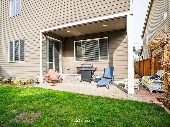 2nd image of 605 Rosewood Dr SW