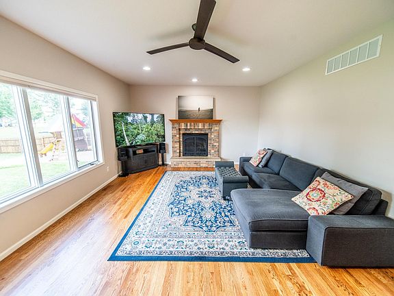 3rd image of 706 9th Ave NW