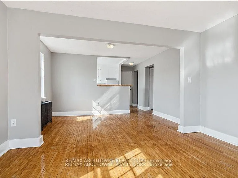 133 N Service Rd E #6 — Photo 4