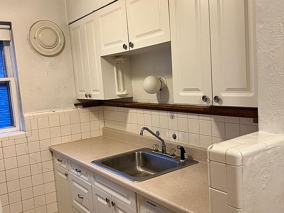 5th image of 4958 Pernod Ave #A