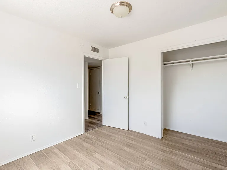 524 Vermont St NE #D — Photo 7