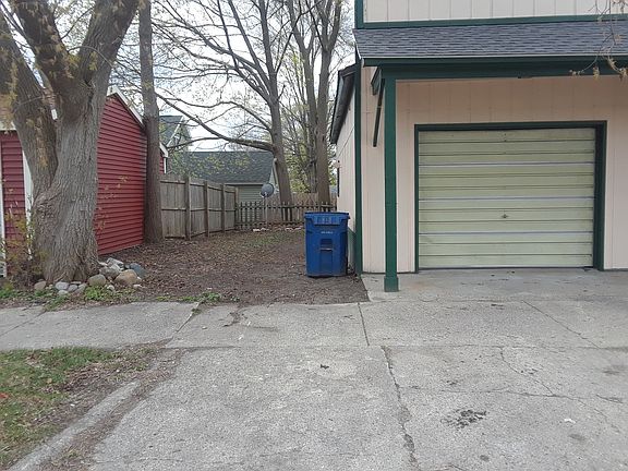 Add short fence for private picnicarea
