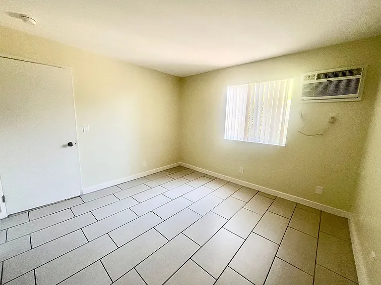 800 Glenoaks Apartments — Photo 19