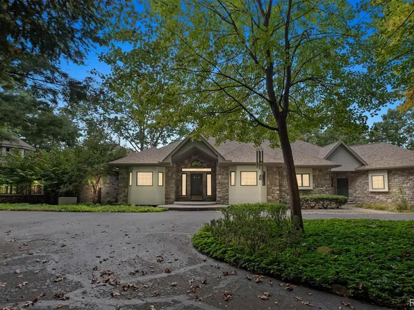 9736 Cross Creek Dr, South Lyon, MI 48178