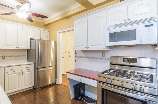 1st image of 4 Park Ln APT 2J