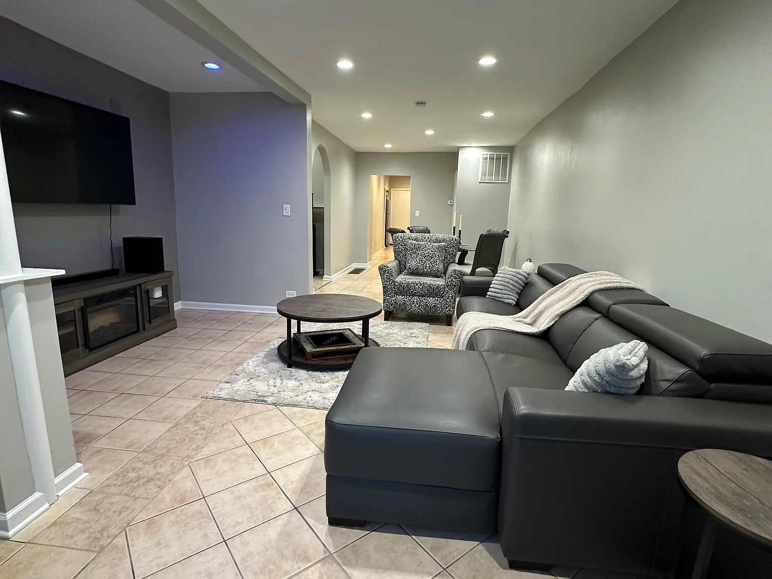 3 bed, 1200 sqft, $2,100 — Photo 2
