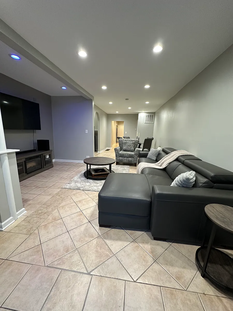 Building Photo - 4621 S Archer Ave #1