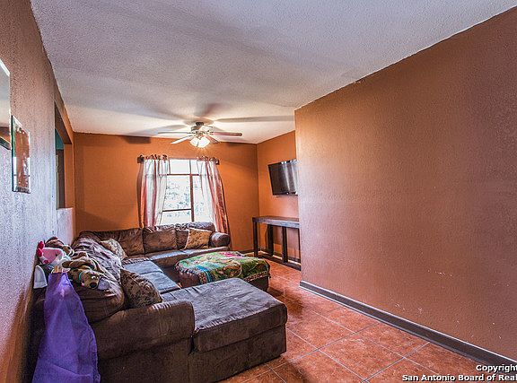5th image of 215 W GREENWAY AVE