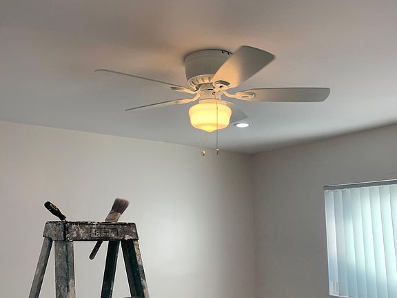 Bedroom w new fan n lights